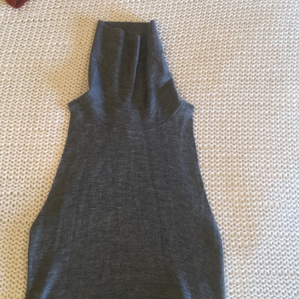 Light weight sleeveless turtleneck sweater